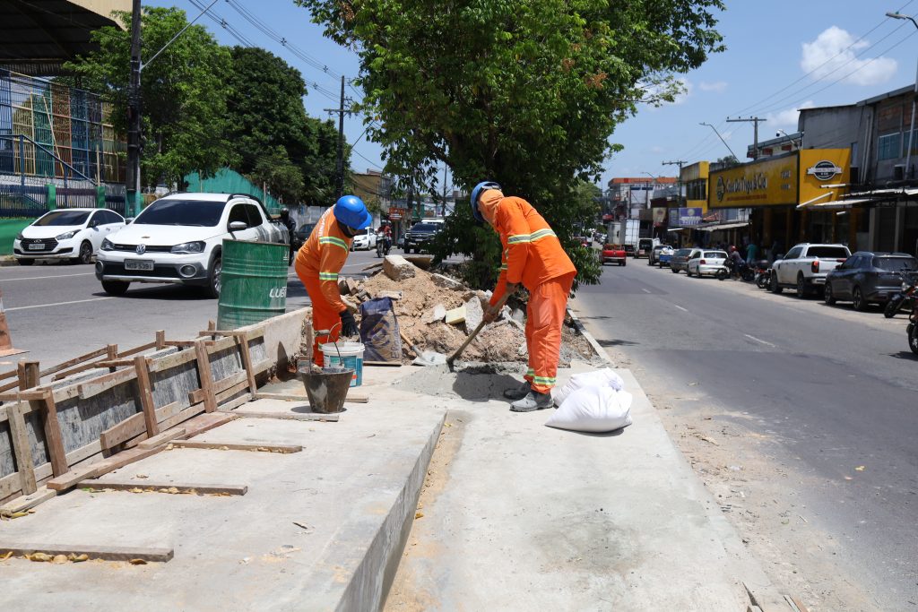 Prefeitura-de-Manaus-avanca-na-reconstrucao-do-canteiro-central-da-avenida-Margarita-com-foco-em-seguranca-e-acessibilidade-3-1024×683-1