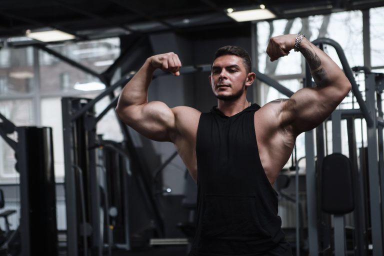 homem-fisiculturista-academia-musculos-768×512-1