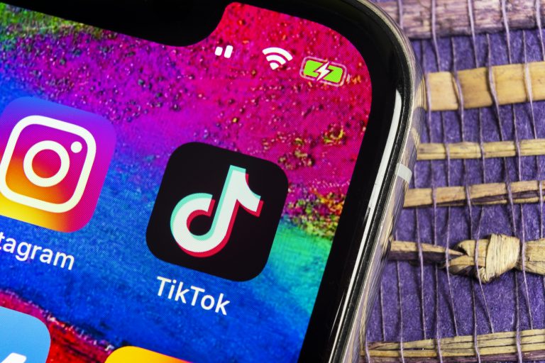 tiktok-instagram-celular-768×512-1