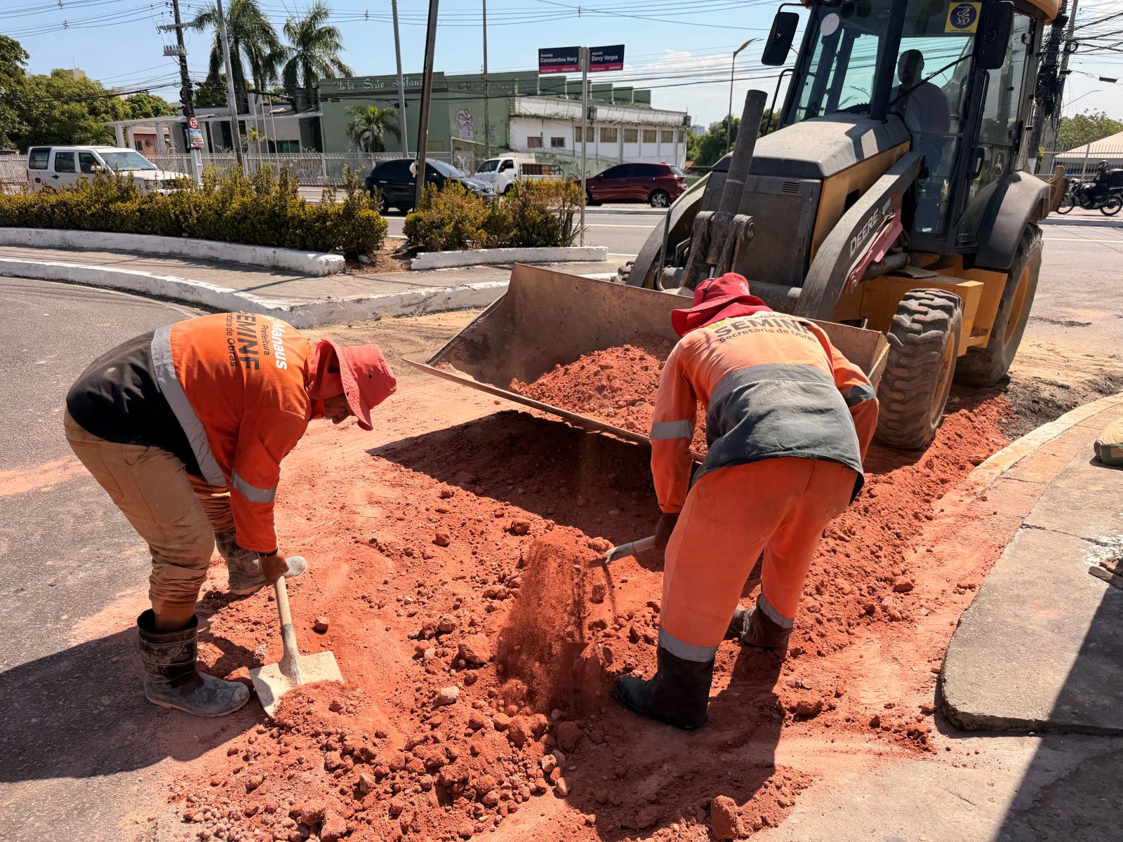 Prefeitura-de-Manaus-avanca-em-obra-emergencial-para-recuperar-galeria-subterranea-no-cruzamento-das-avenidas-Constantino-Nery-e-Darcy-Vargas-2