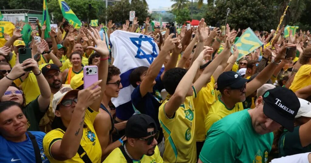 Imagem de homem negro acorrentado em ato de Flávio Bolsonaro motiva pedidos de investigação
